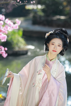 上海龙凤花坛：上海魔都的时尚街区之夜把握城市的潮流脉搏